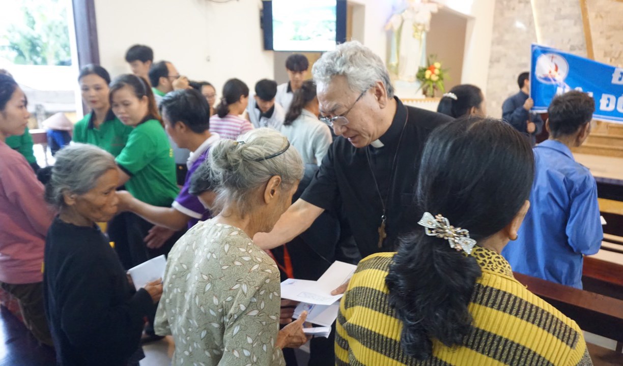 Ðại Diện Hội đồng Giám mục Việt Nam thăm vùng lũ lụt