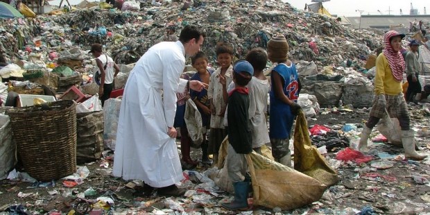 Linh mục Pháp với trẻ em đường phố Philippines