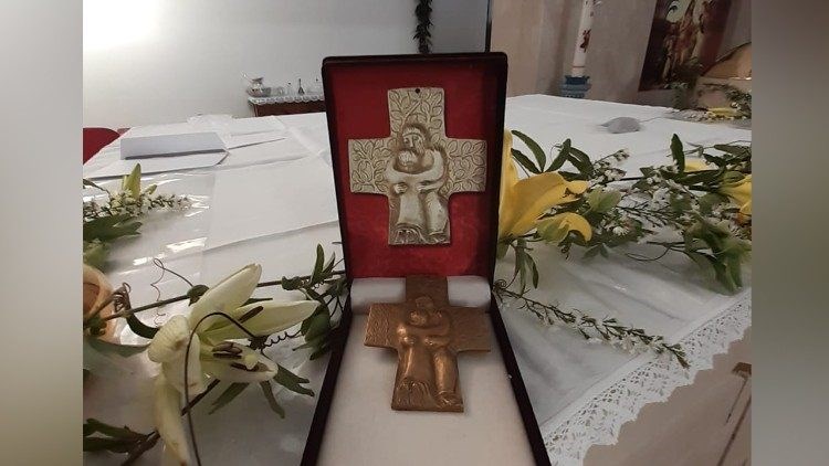 Đức Thánh Cha tặng thánh giá cho bảo tàng ở Ý