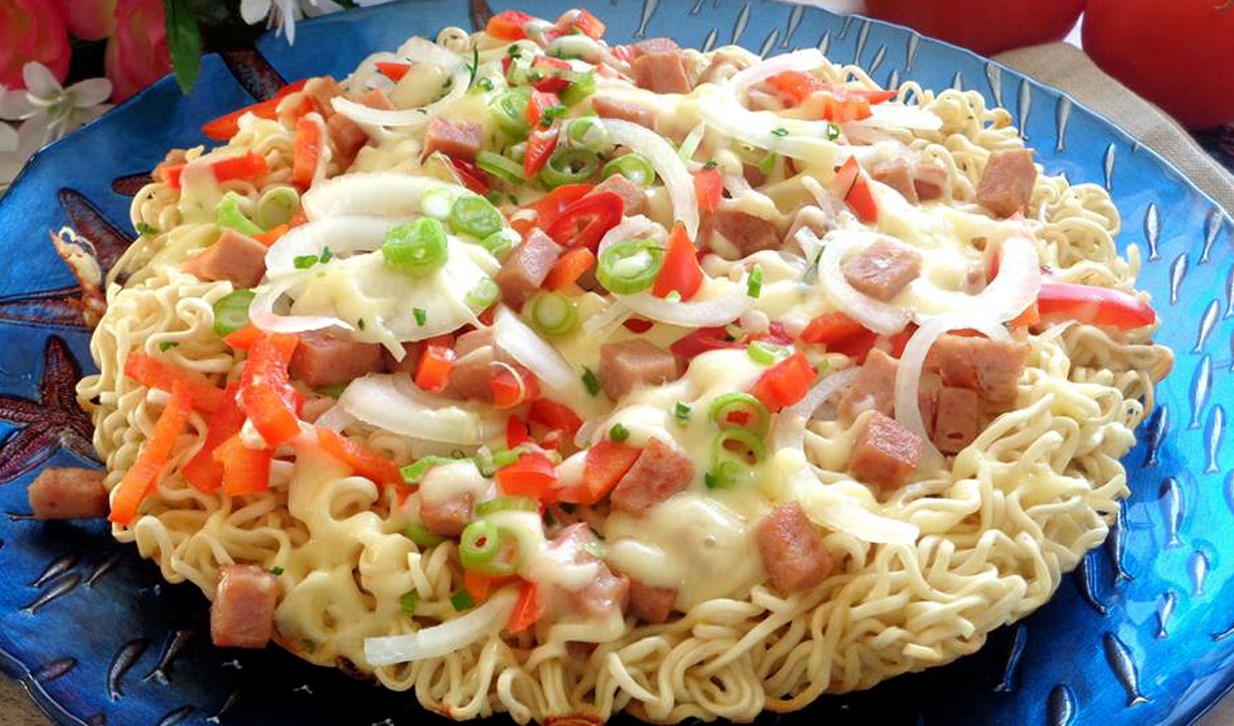 Pizza lạ miệng bằng mì gói