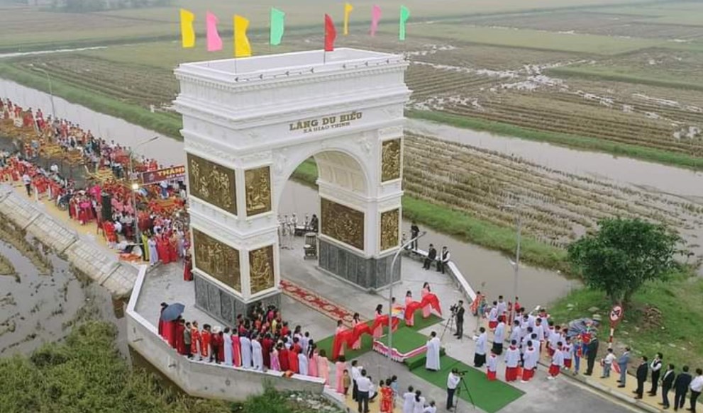 Cổng làng mới ở xóm đạo Du Hiếu