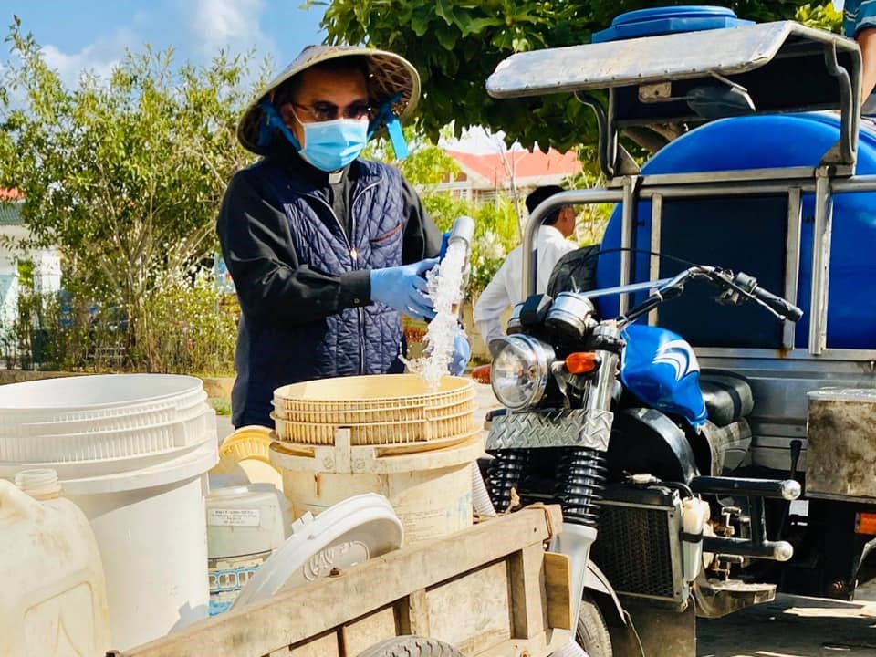 Linh mục GB. Nguyễn Sang tặng nước cho vùng hạn - nhiễm mặn