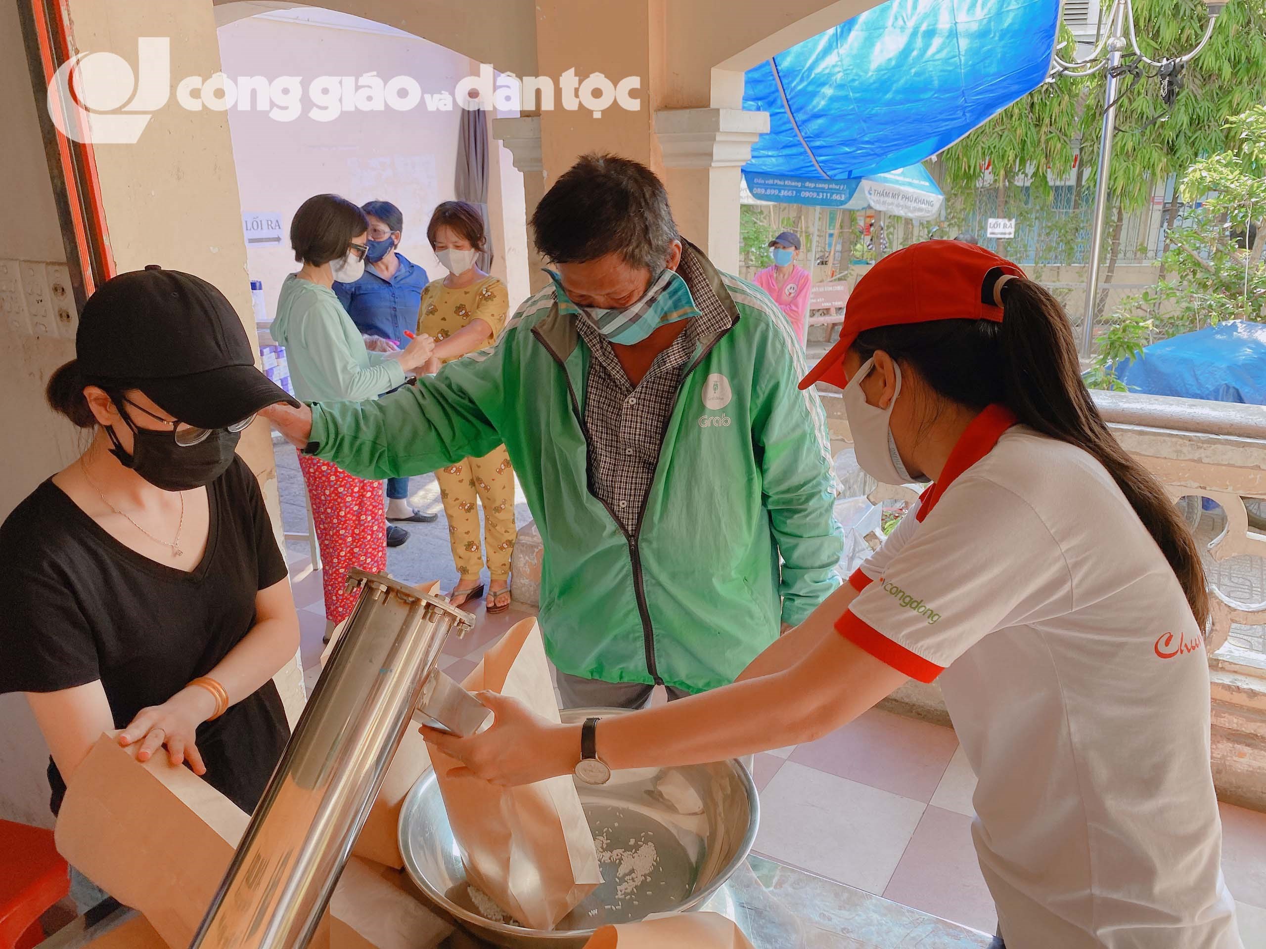 ATM gạo ở giáo xứ Xóm Chiếu