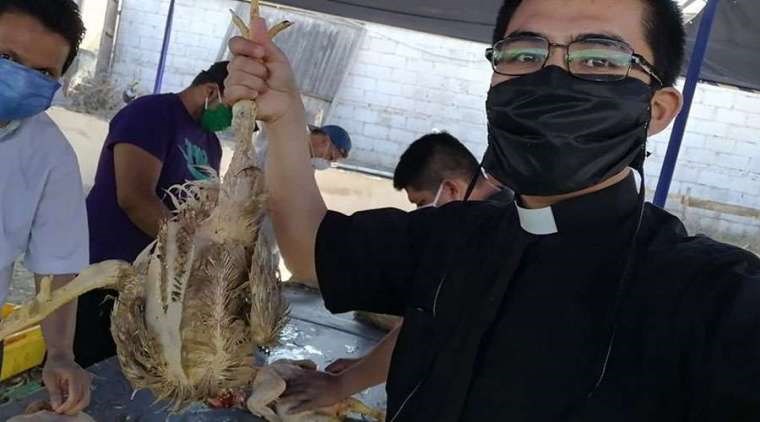 Các mục tử làm sạch 5.000 con gà tặng cho người nghèo