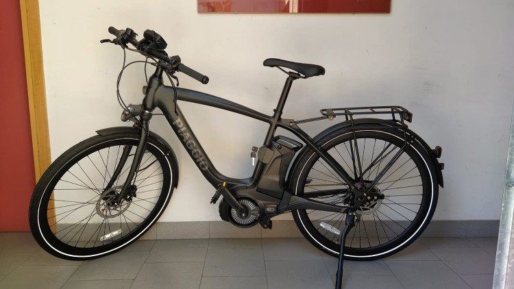 Đức Thánh Cha tặng xe đạp điện cho đấu giá bác ái