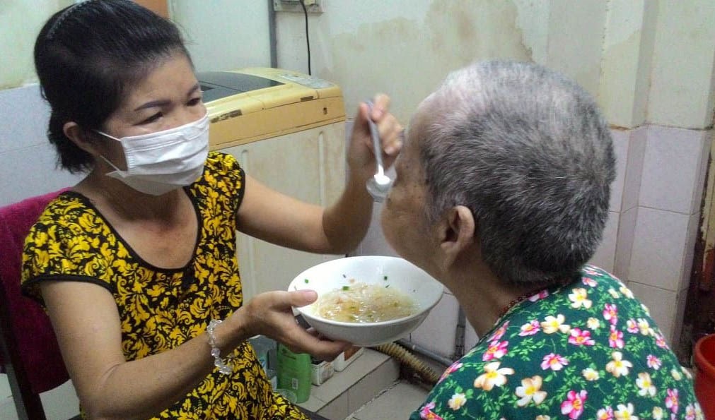 Phòng bệnh cho người già mùa Covid