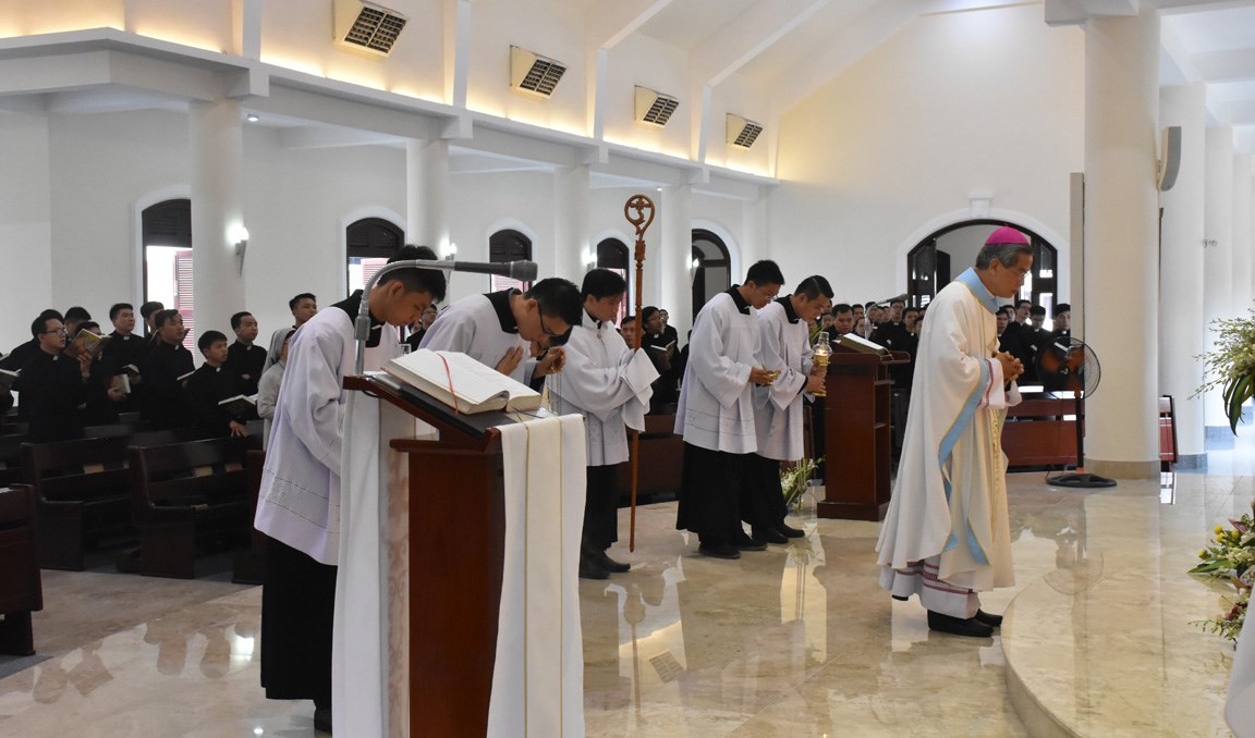 Các chủng sinh tựu trường