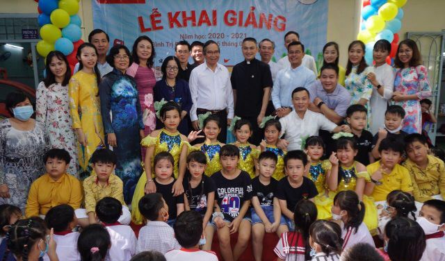 Ðem con chữ đến trẻ di dân