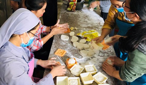 Giáo xứ Sa Pa làm bánh trung thu