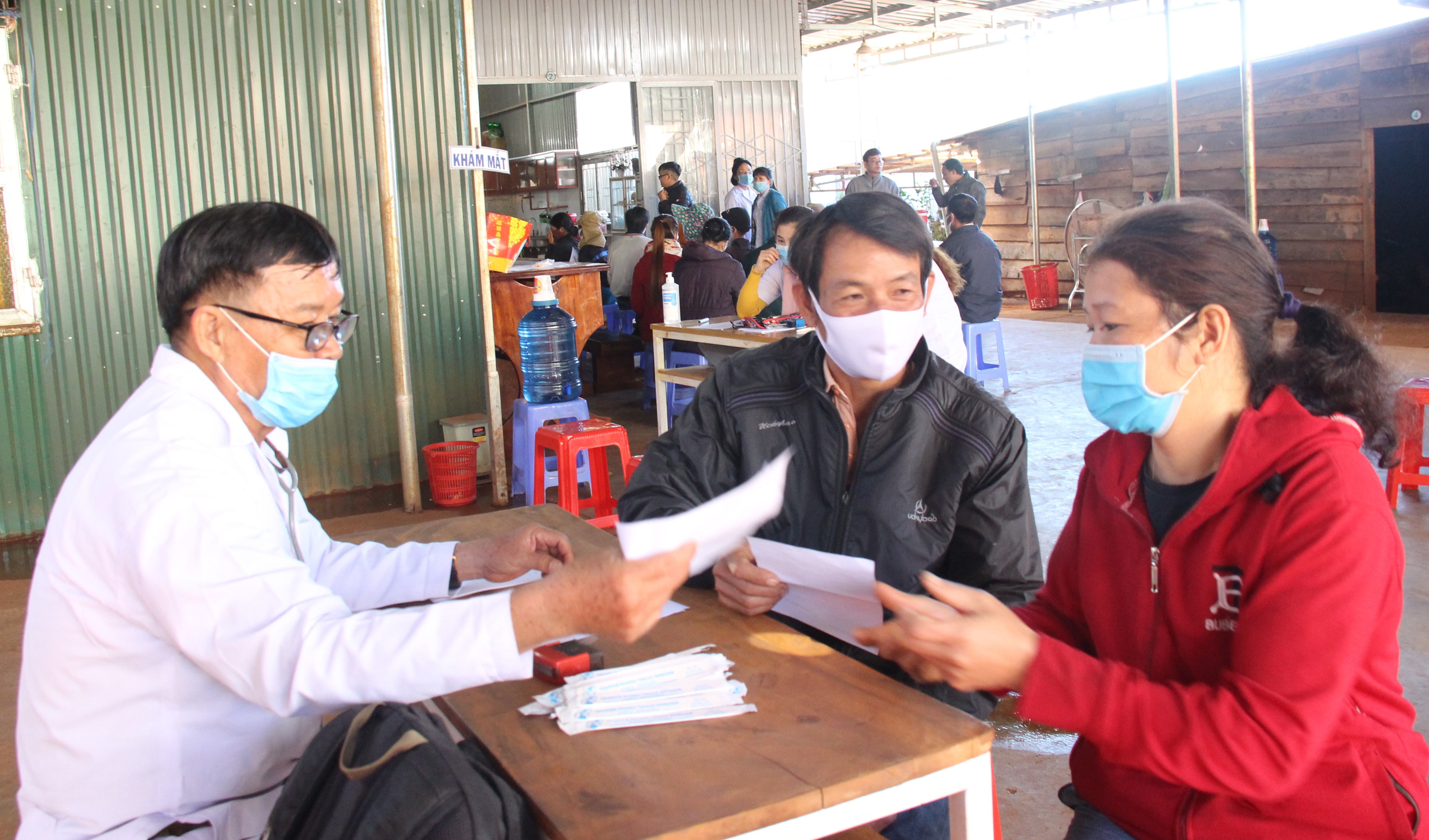 Khám bệnh cho người nghèo, và hơn thế nữa...