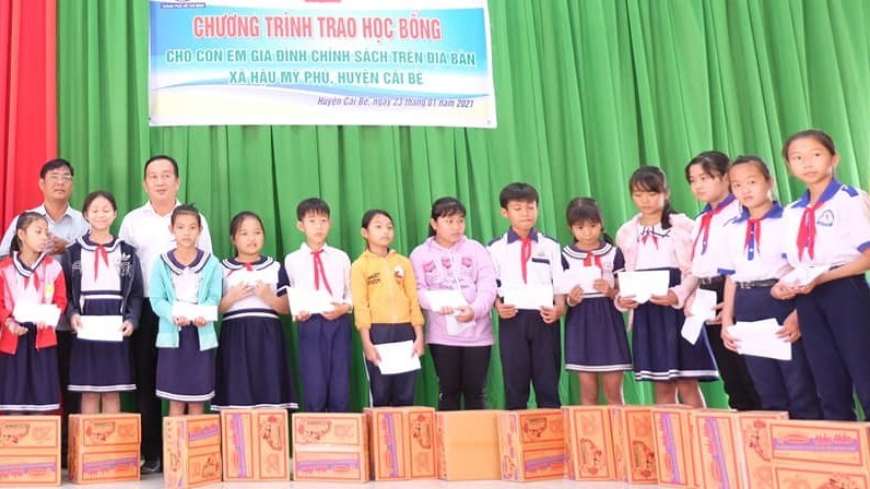 Hội Nhà Báo TPHCM trao học bổng cho học sinh khó khăn xã Hậu Mỹ Phú, Tiền Giang