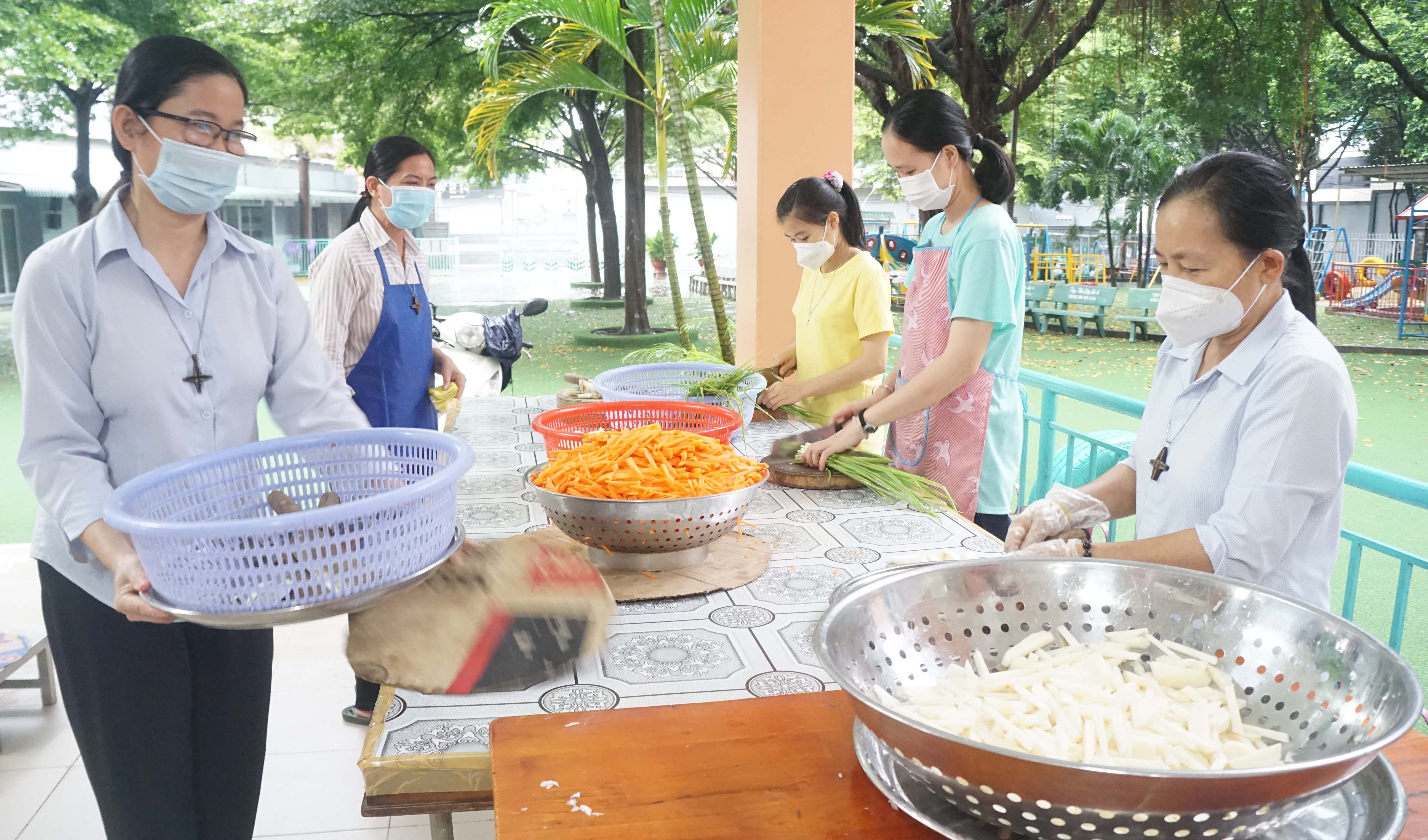 Bếp cơm tu sĩ dòng  Ðức Bà Truyền giáo