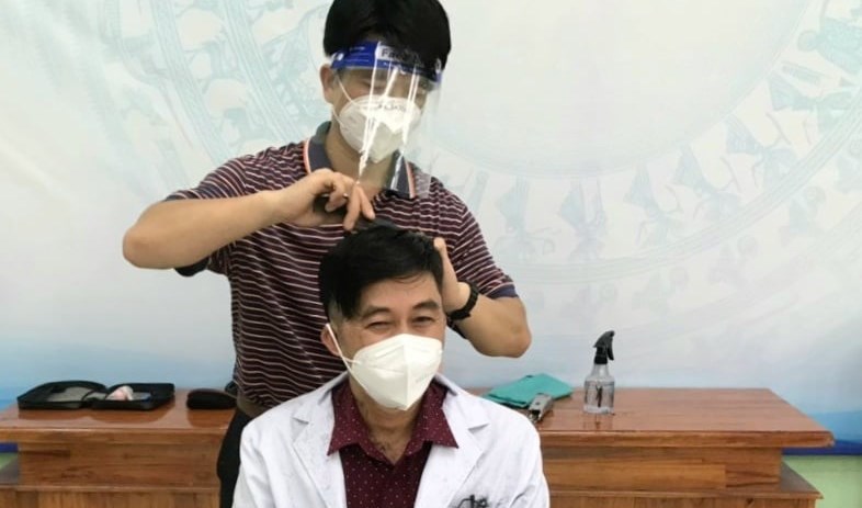 Tổng Giáo phận hỗ trợ cắt tóc cho nhân viên y tế ở BV Nhi Ðồng 2