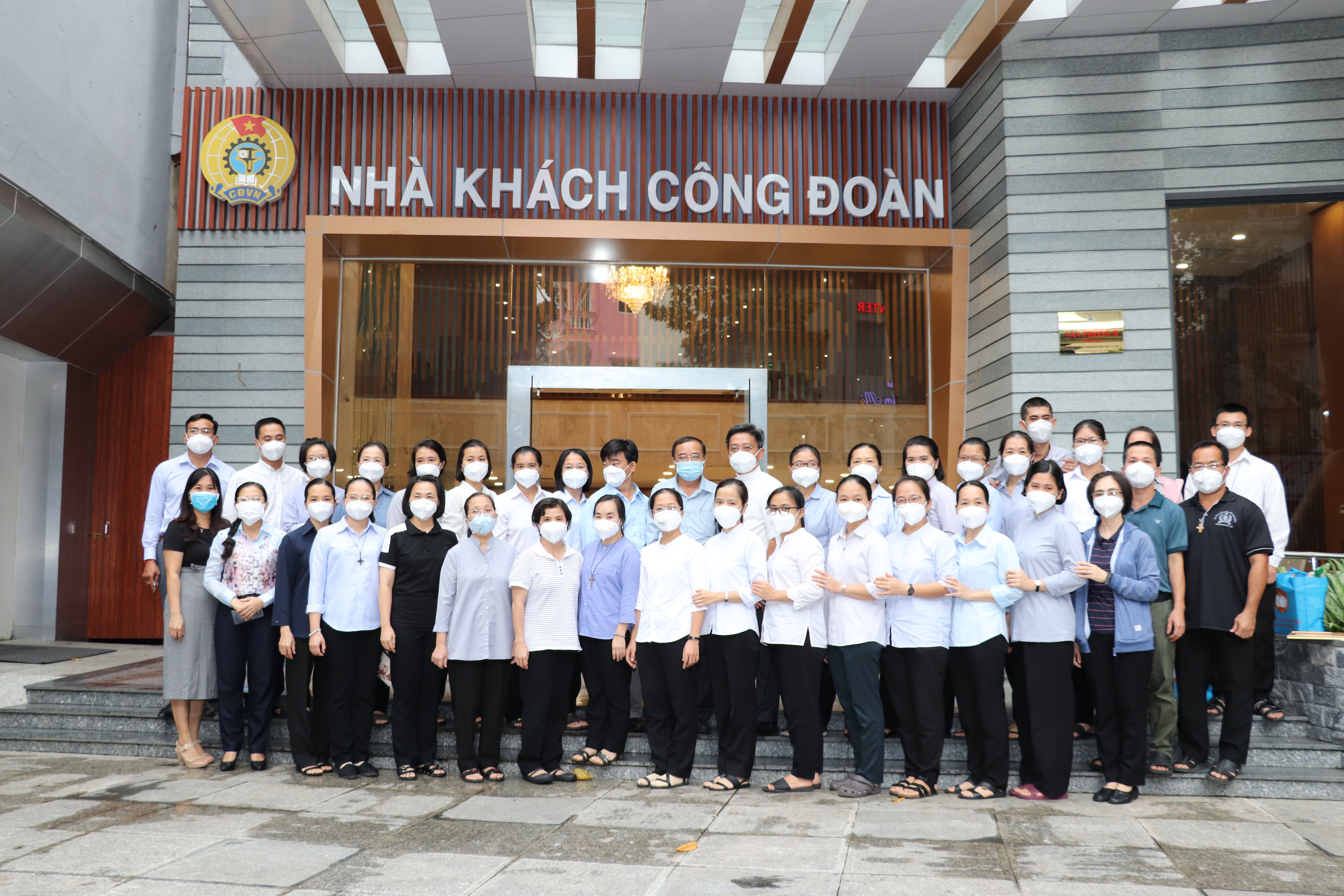 33 tu sĩ trở về sau 77 ngày phục vụ bệnh nhân Covid-19