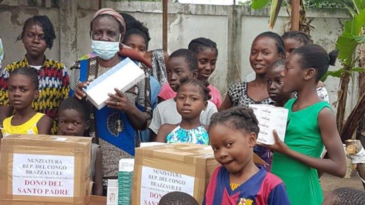Đức Giáo Hoàng tặng thuốc cho cô nhi viện ở Congo