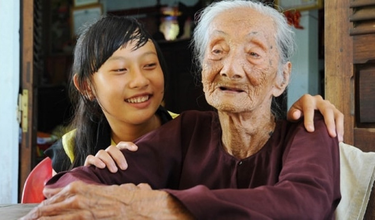 Người trẻ sống hiếu thảo trong gia đình