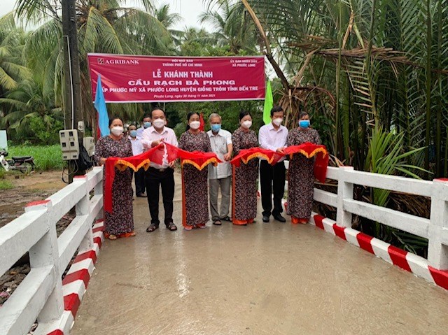 Hội Nhà báo TPHCM và ngân hàng Agribank khánh thành cầu nông thôn mới tại Bến Tre