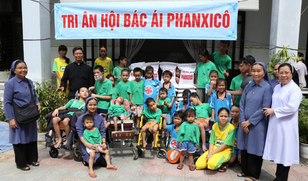 Bẻ bánh và trao đi...
