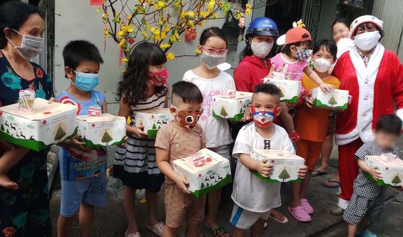 Caritas TGP.TPHCM trao quà Giáng Sinh