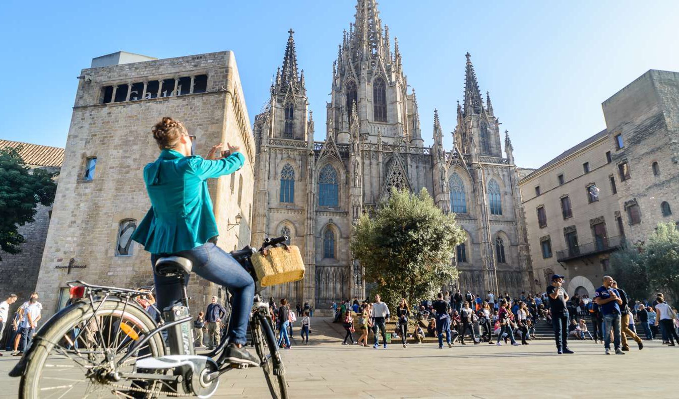 Ðoàn xe đạp đến trường  ở Barcelona