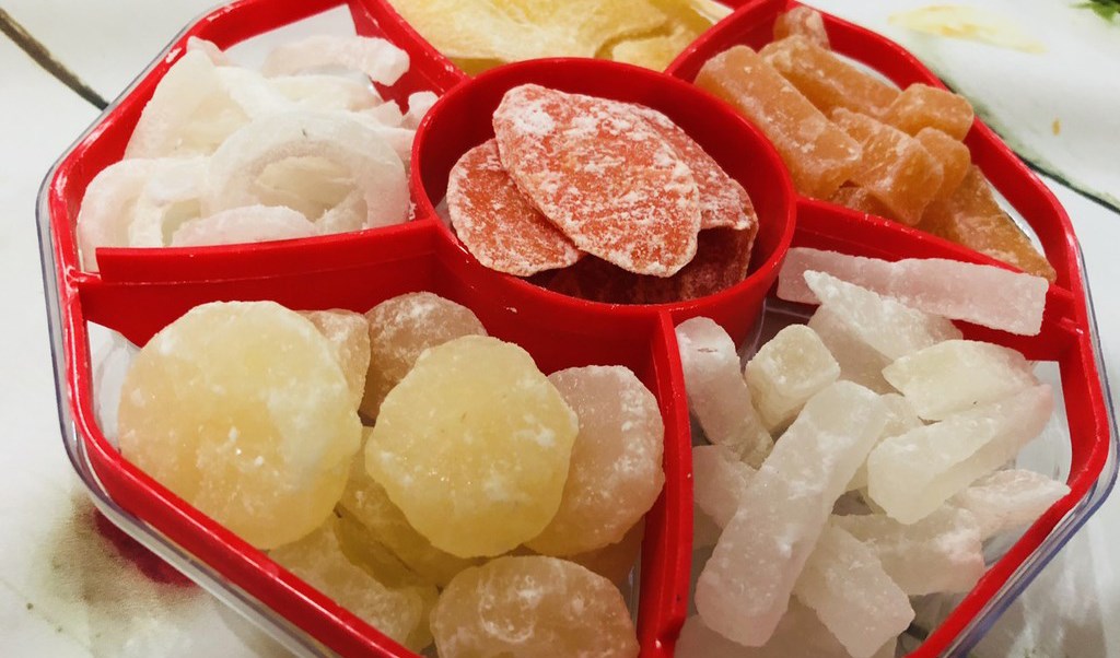 Khay mứt tết trong gia đình việt