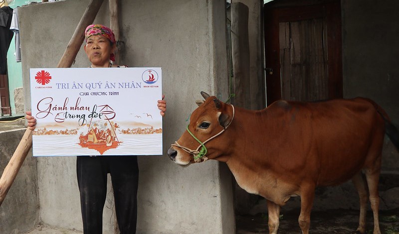 Caritas Vinh trao quà từ chương trình "Gánh nhau trong đời"