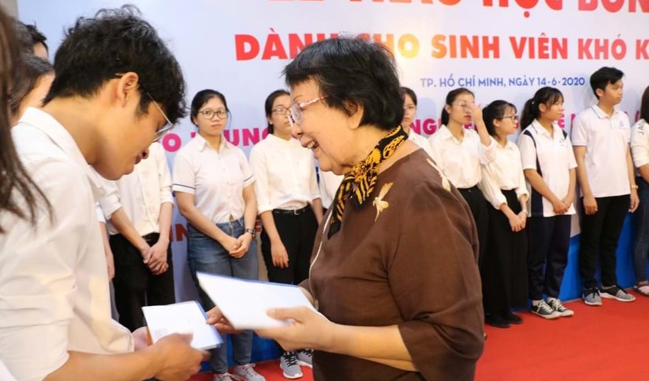 Cách nghĩ hay về  chuyện giúp người
