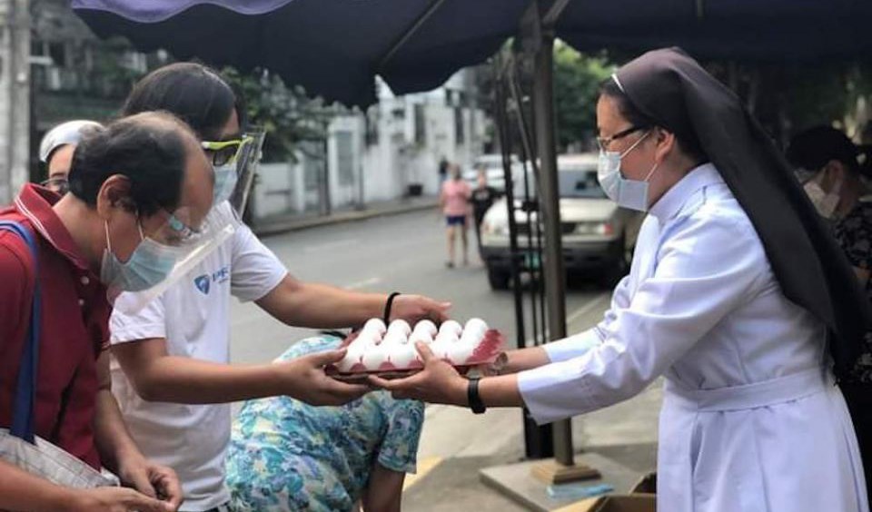 Những quầy thực phẩm miễn phí của các nữ tu Philippines