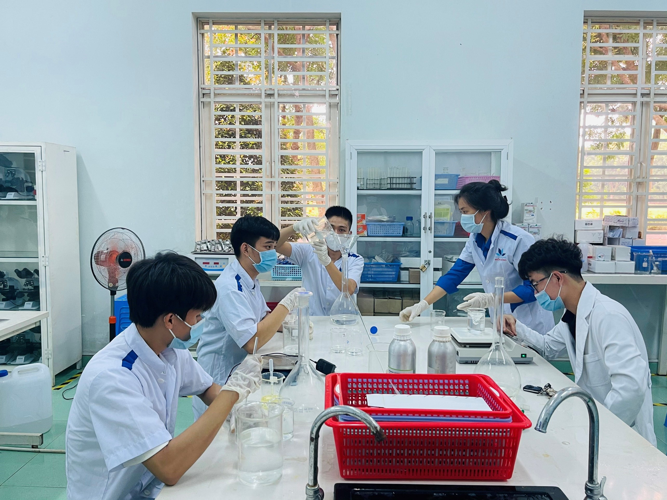 Sinh viên trường Đại học Công Nghệ Miền Đông sản xuất 4.000 chai nước rửa tay sát khuẩn phục vụ công tác phòng, chống dịch Covid-19 trên địa bàn tỉnh Đồng Nai