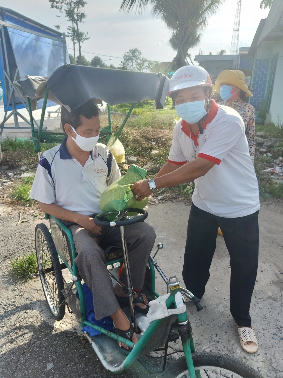 Chàng trai Công giáo rong ruổi trao quà cho người nghèo trong mùa dịch