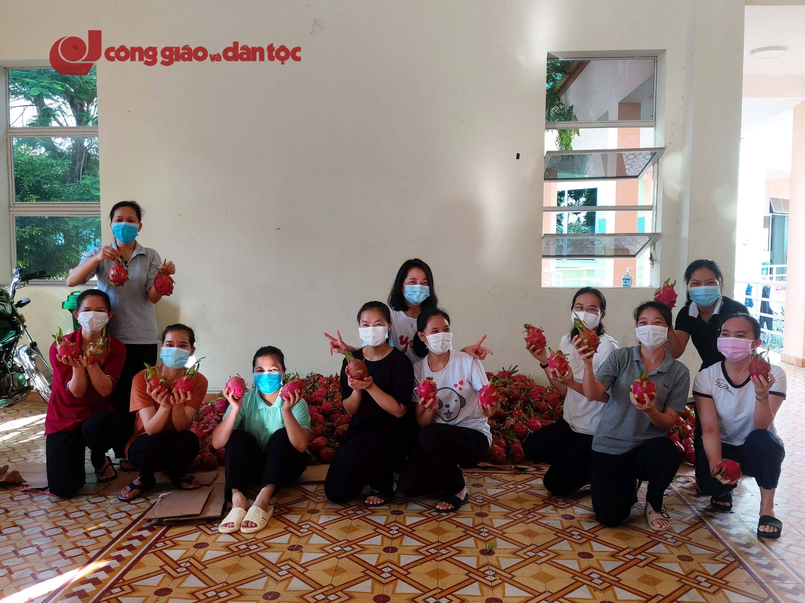 Đức Tổng Giuse gởi quà tặng các nhân viên y tế và tu sĩ ở tuyến đầu