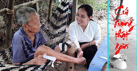 Thời dịch: “CÚI XUỐNG THẬT GẦN”