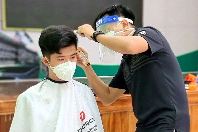 Tổng Giáo phận hỗ trợ cắt tóc cho nhân viên y tế ở BV Nhi Đồng 2