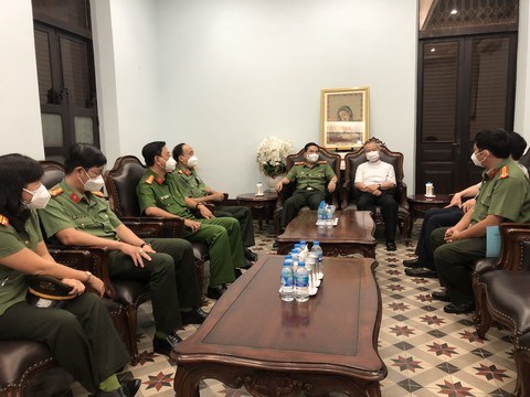Công an TPHCM thăm hỏi các cộng đoàn Công giáo bị ảnh hưởng bởi dịch