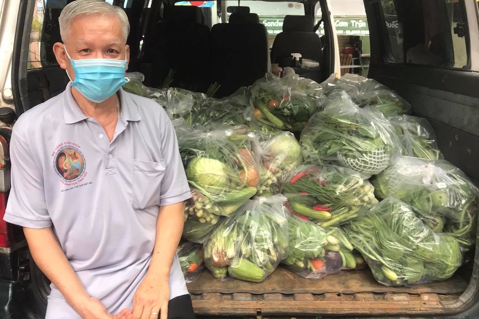 “Thầy Anh còn rau củ quả không cho chị Nga xin một ít với?”