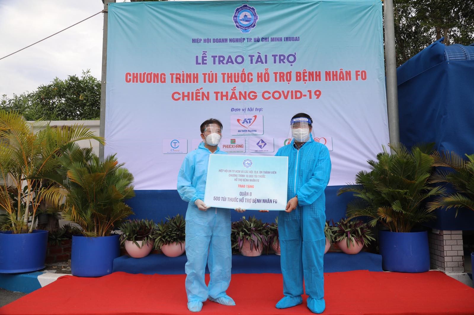 Hiệp hội Doanh nghiệp TPHCM tặng 10.000 gói thuốc hỗ trợ bệnh nhân Covid-19 điều trị tại nhà