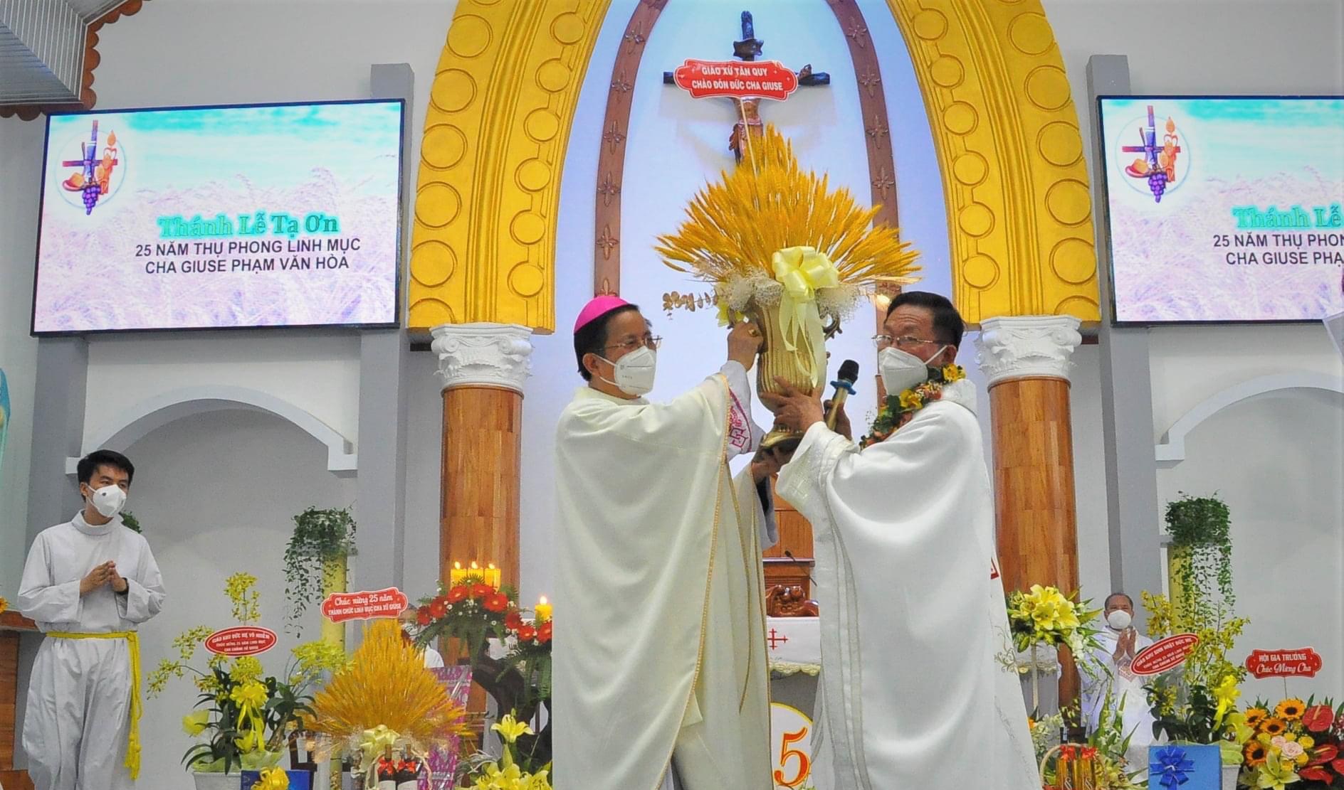 Mừng ngân khánh linh mục