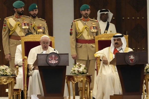 Đức Thánh Cha bắt đầu chuyến tông du Bahrain