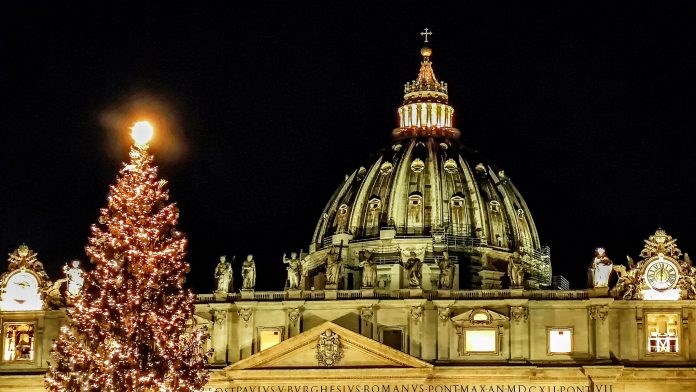 Vatican chuẩn bị cây thông và hang đá cho Giáng Sinh 2022