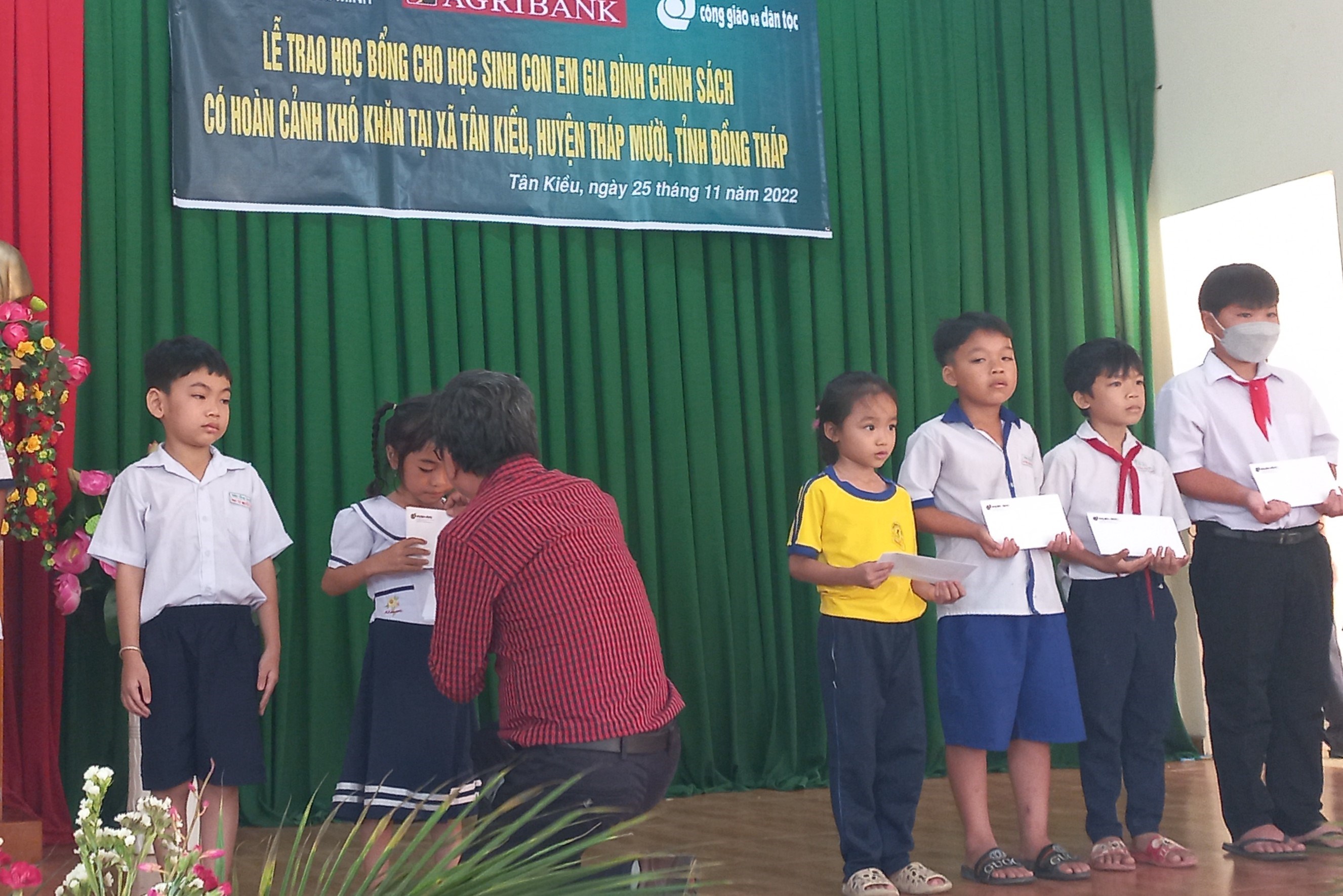 150 suất học bổng nâng bước học sinh nghèo xã Tân Kiều
