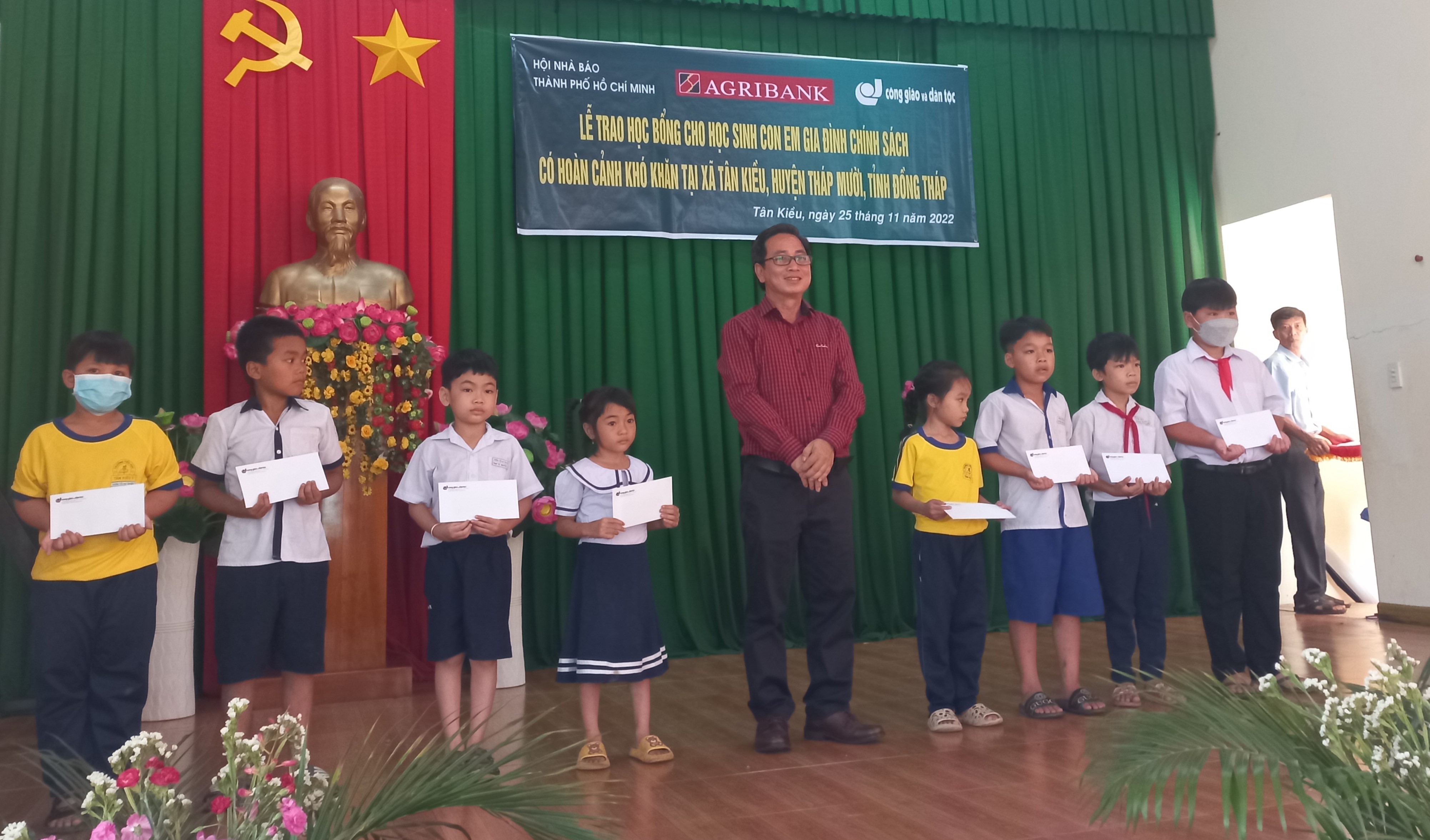 150 suất học bổng nâng bước học sinh nghèo xã Tân Kiều