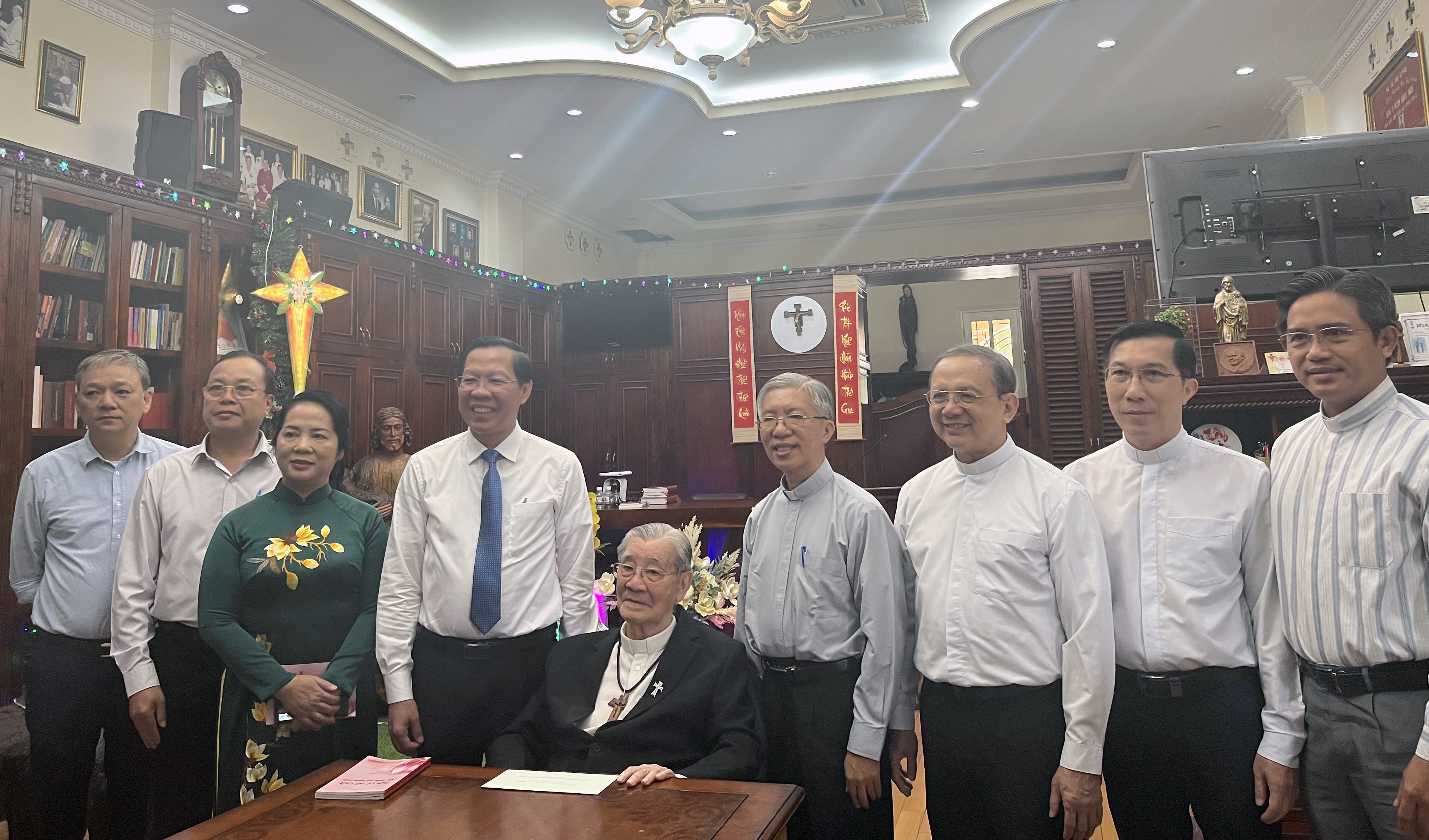 CHỦ TỊCH UBND TPHCM PHAN VĂN MÃI CHÚC MỪNG GIÁNG SINH ĐỨC HỒNG Y GB PHẠM MINH MẪN