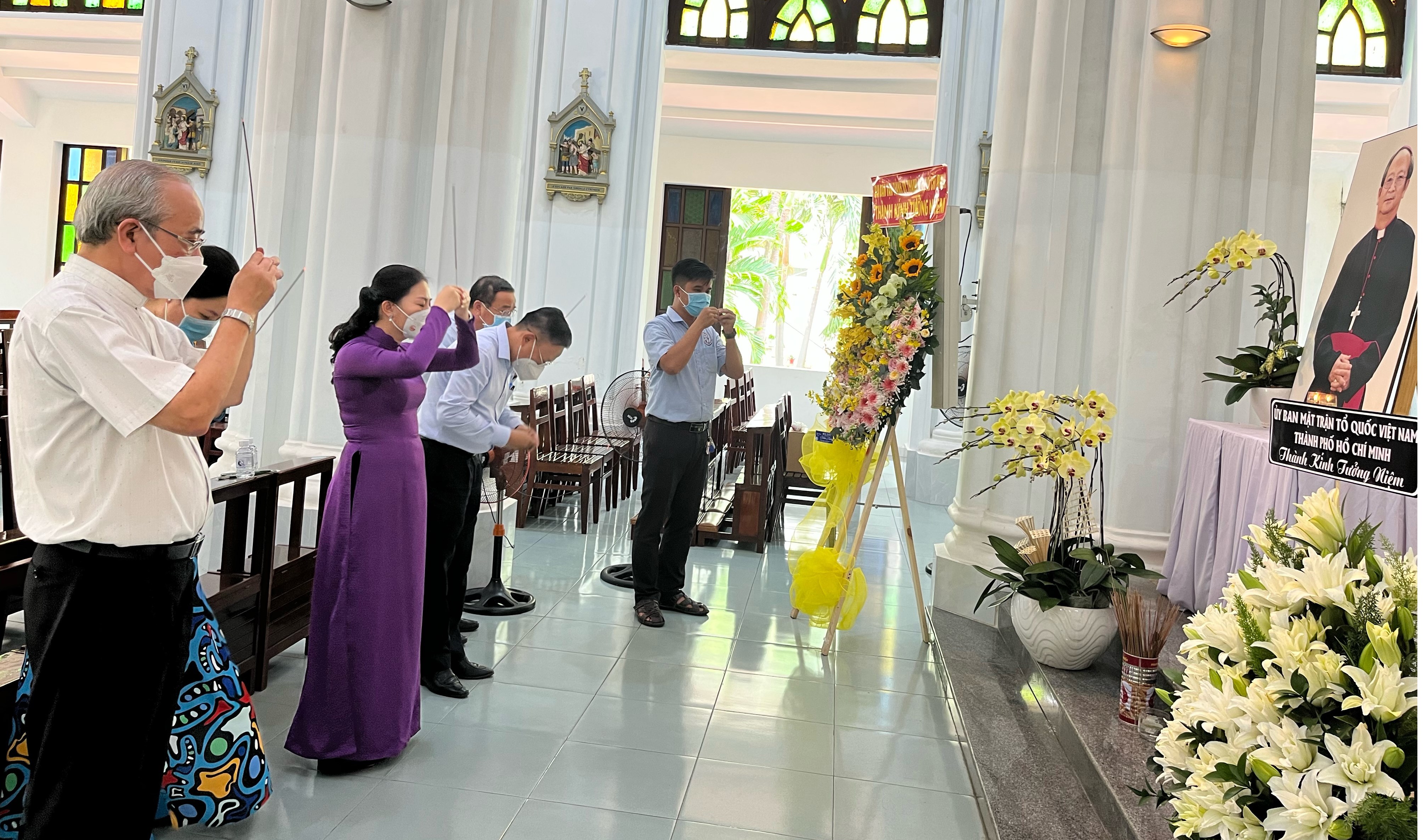 Lãnh đạo Thành phố Hồ Chí Minh viếng mộ Đức cố TGM Phaolô Bùi Văn Đọc