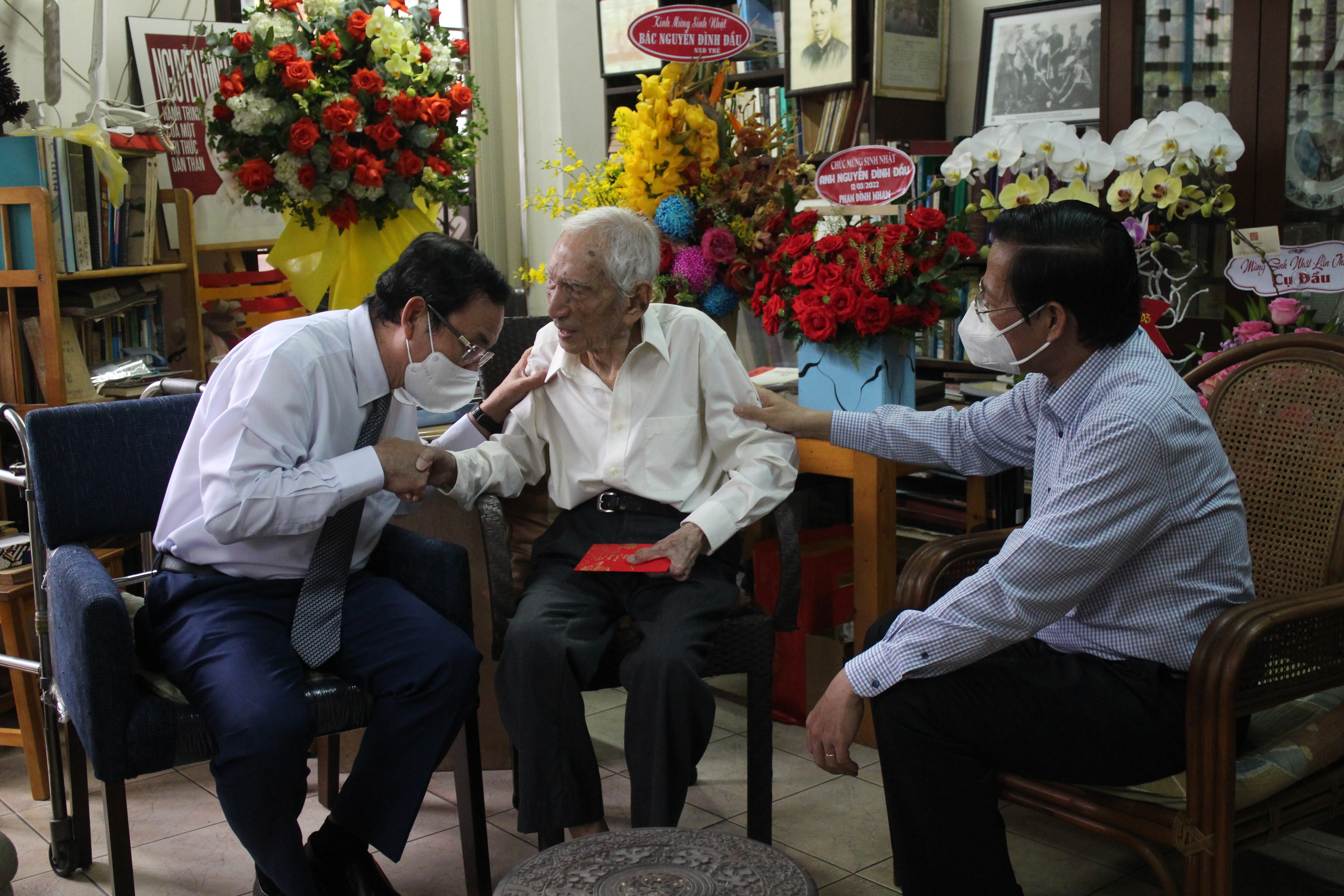 Lãnh đạo thành phố thăm và mừng thọ nhà nghiên cứu Nguyễn Đình Đầu