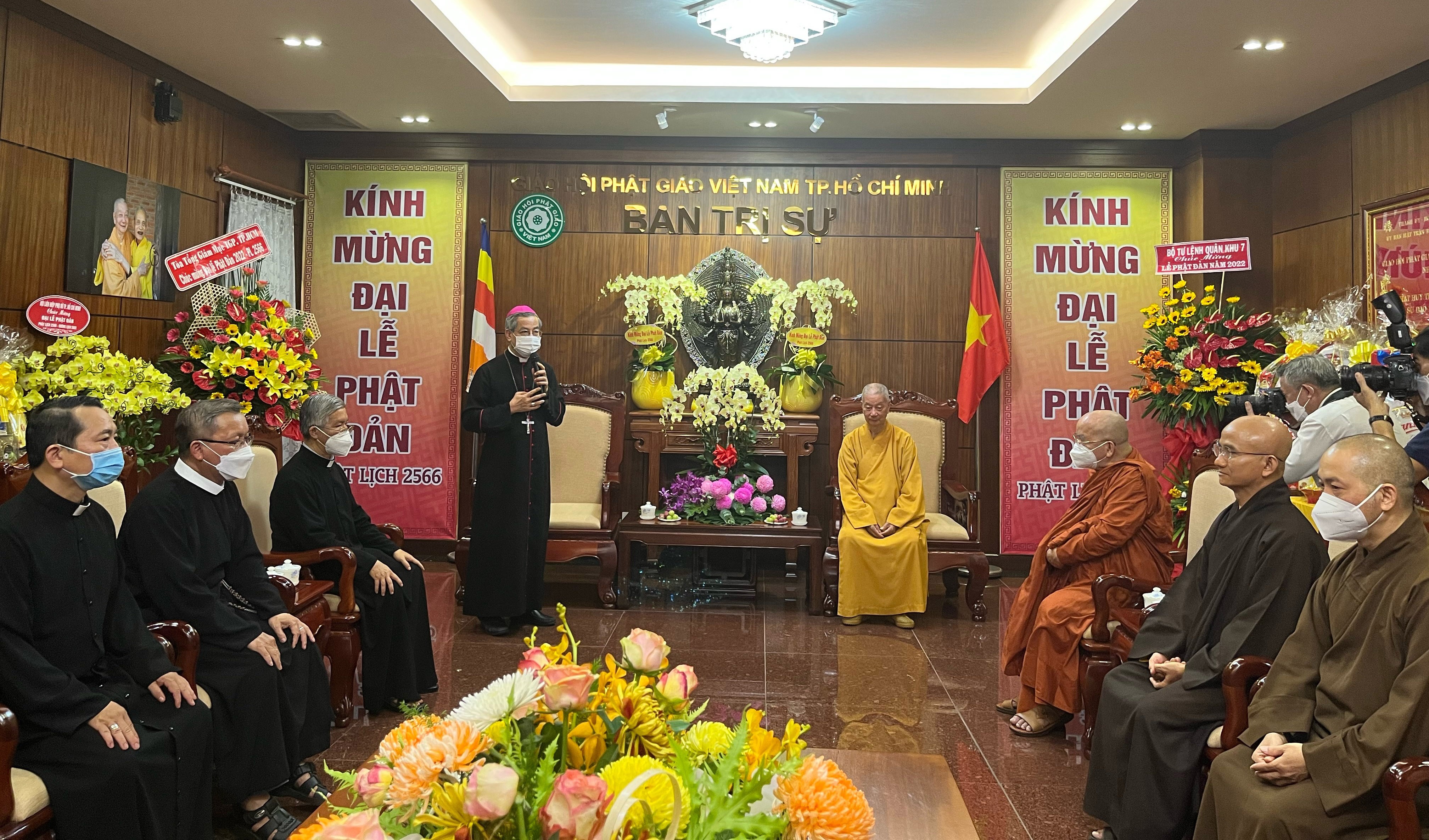 Đức Tổng Giám mục Giuse Nguyễn Năng chúc mừng Phật tử nhân lễ Phật Đản