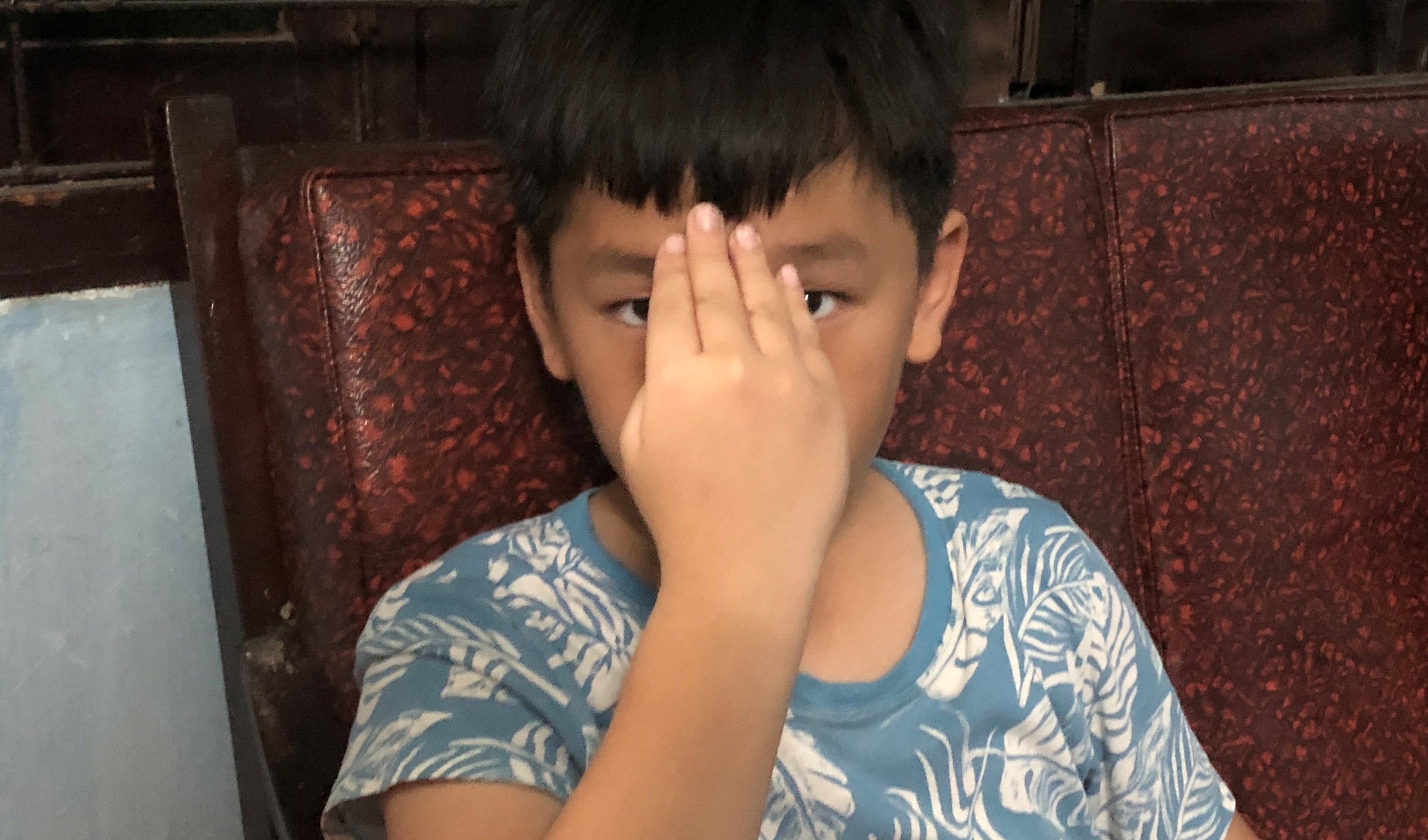 “Làm dấu, con nhé !”