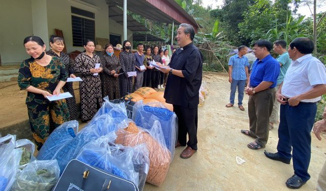 Caritas giáo phận Hưng Hóa giúp các gia đình nạn nhân vụ sạt lở đất