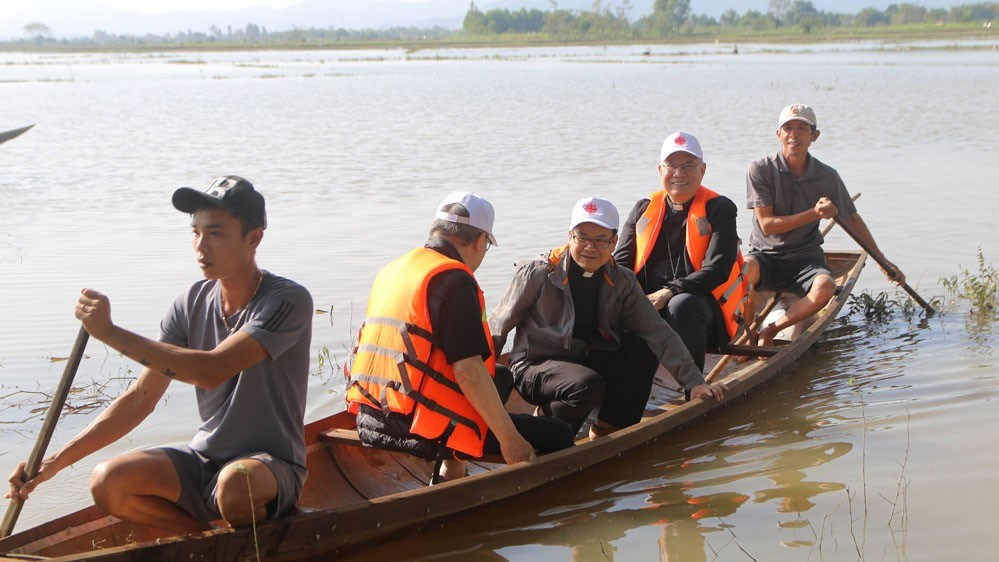 Hình ảnh các vị chủ chăn cứu trợ lũ lụt tại TGP Huế