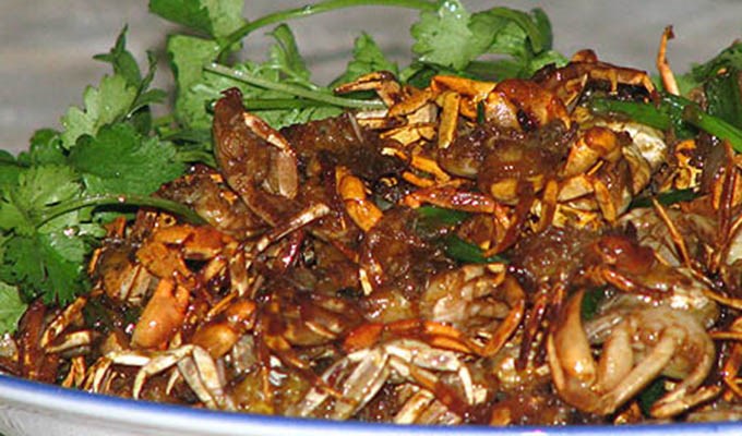 Cua đồng rang me