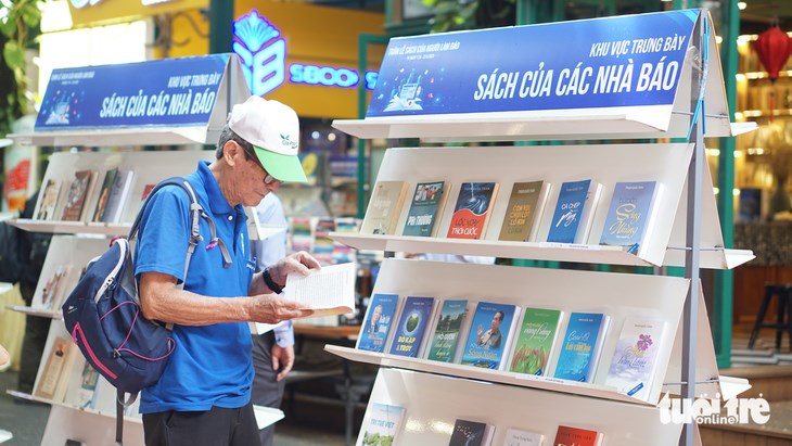 Khuyến khích người làm báo viết sách